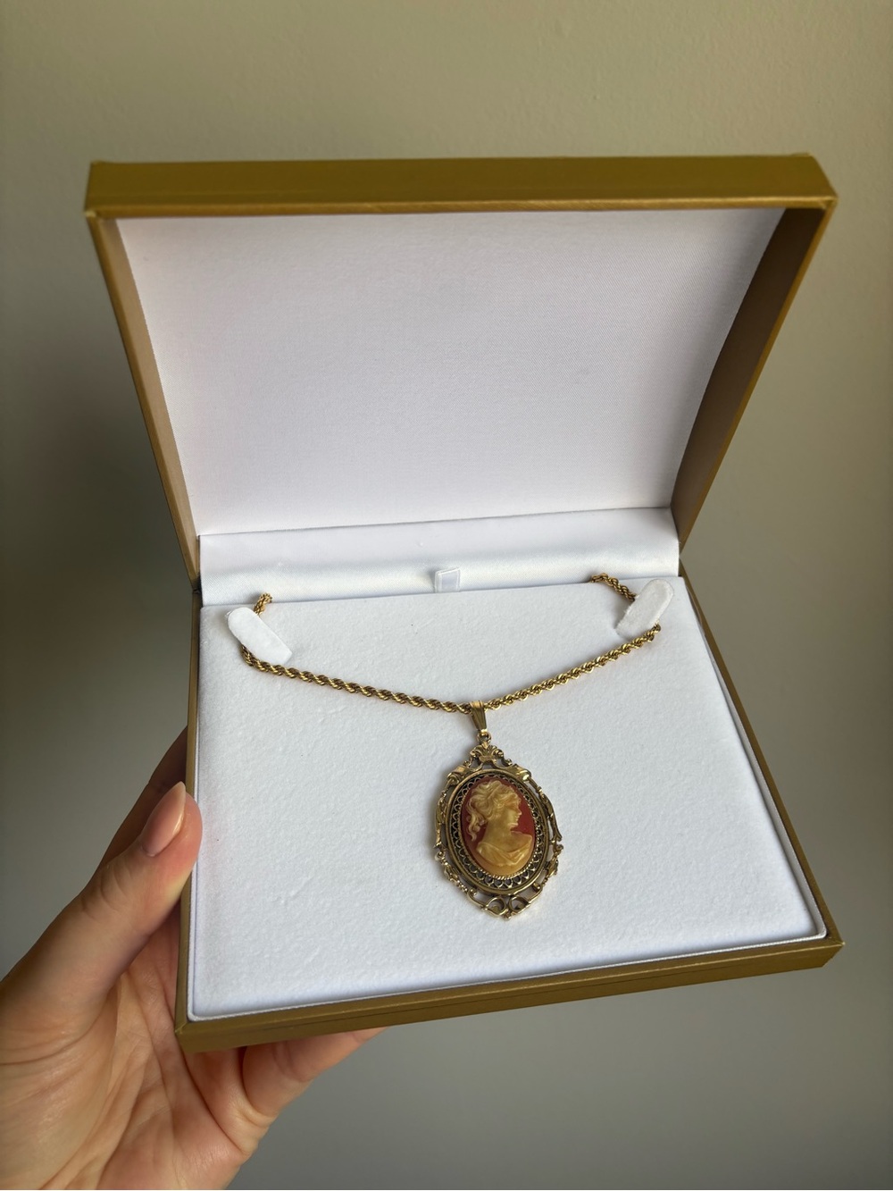 Vintage “Monet” pendant gold toned necklace